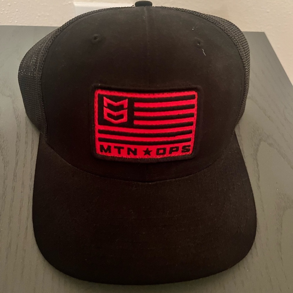 Mtn Ops flag trucker black OS